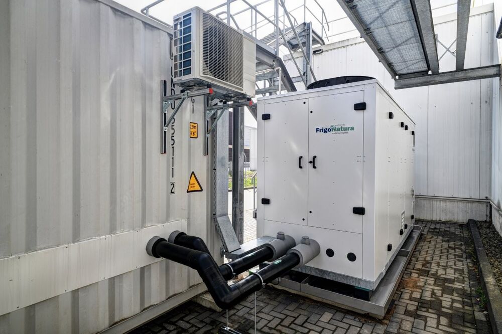 FrigoNatura-Propan-Flüssigkeitskühlsatz vor dem Fruchthof Northeim. Die Pufferspeicher befinden sich im Container daneben.